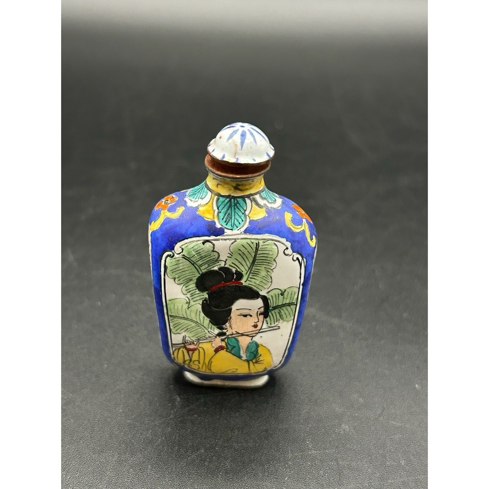 Antique Chinese Porcelain Snuff Bottle w/ Top & Scoop Painted Enamel Story Art